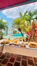 Complejo recreacional con piscina y mesa de buffet decorada para eventos