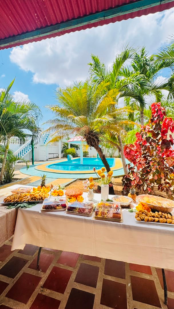 Complejo recreacional con piscina y mesa de buffet decorada para eventos