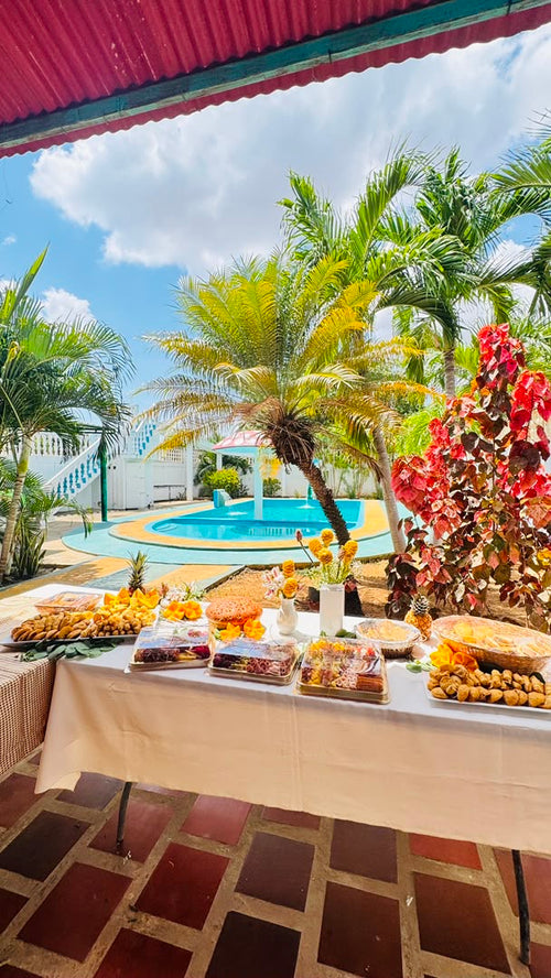 Complejo recreacional con piscina y mesa de buffet decorada para eventos